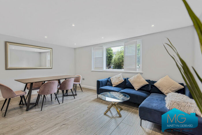 3 Bedroom Apartment To Rent In High Road, East Finchley, London, N2