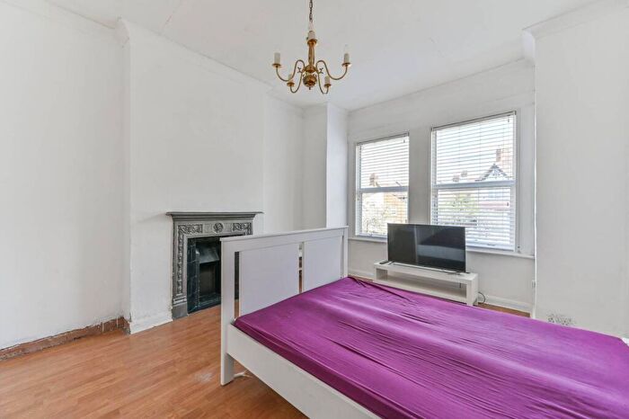 3 Bedroom Flat To Rent In Hythe Road, Thornton Heath, CR7