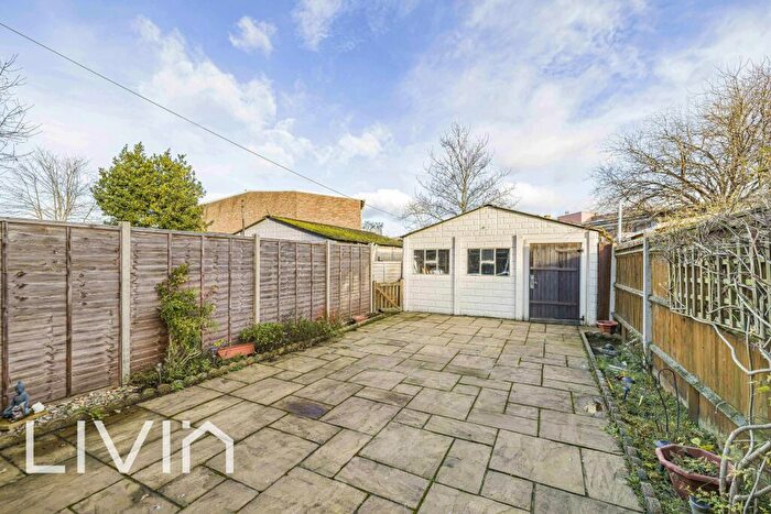 3 Bedroom End Of Terrace House For Sale In Mitcham Road, Croydon, Surrey, CR0