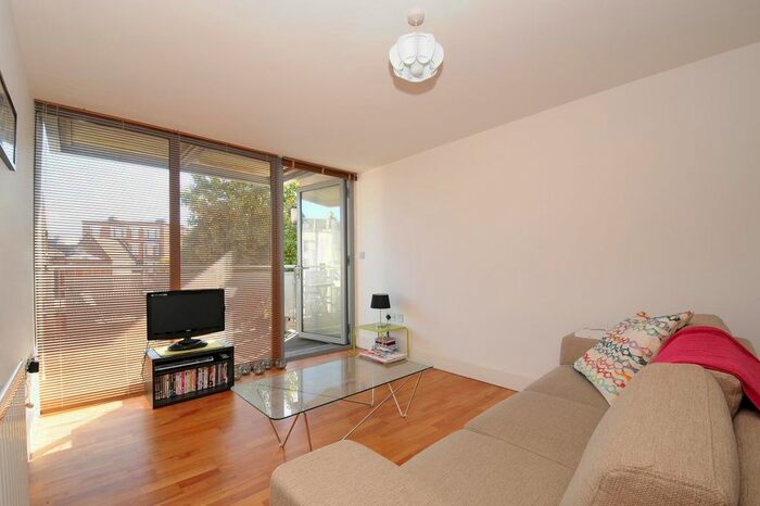 2 Bedroom Flat To Rent In Lanesborough Court, Chillingworth Road, N7