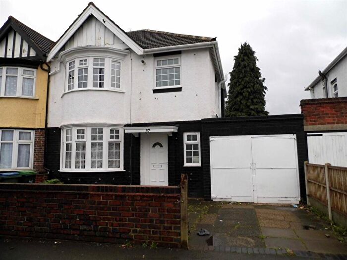 3 Bedroom Semi Detached House To Rent In Roebuck Lane, West Bromwich, B70