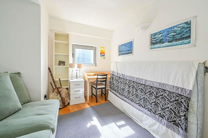 2 Bedroom Flat To Rent In Cascades Tower, Canary Wharf, London, E14