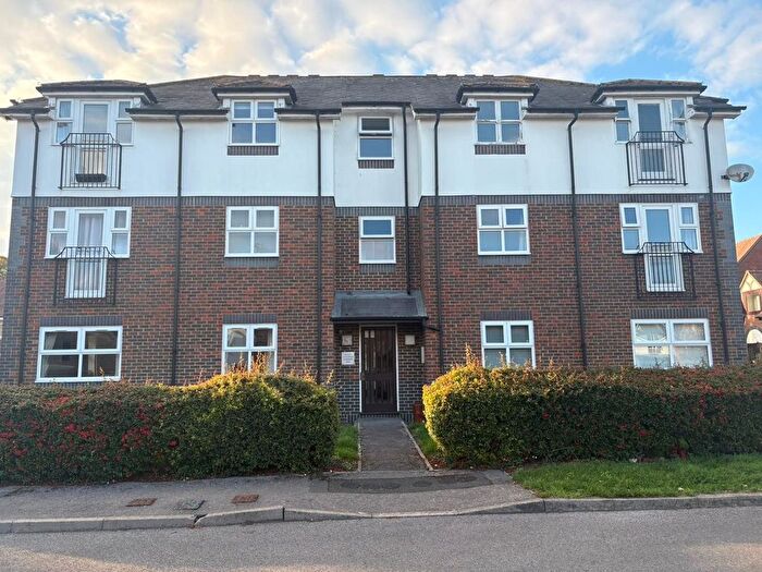 2 Bedroom Flat To Rent In St Michaels, Lambourn, Berkshire, RG17