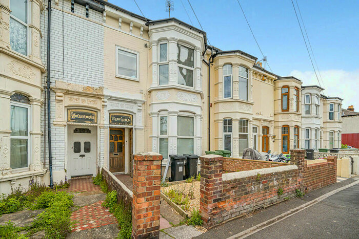 2 Bedroom Flat For Sale In Laburnum Grove, Portsmouth, Hampshire, PO2