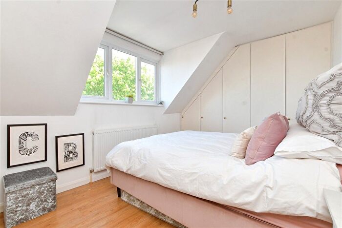 1 Bedroom Flat For Sale In Lavender Avenue, Worcester Park, Surrey, KT4