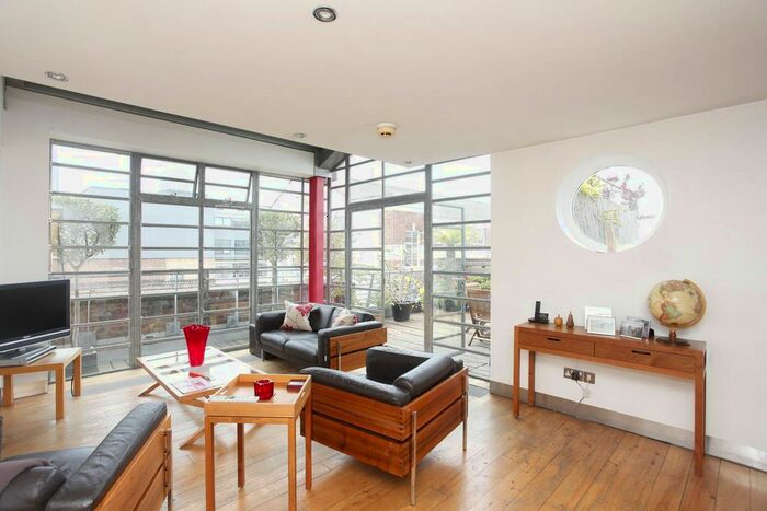 2 Bedroom Flat To Rent In The Rooftops, Clerkenwell, London, EC1V