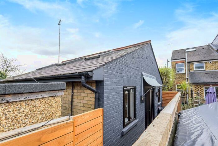 2 Bedroom Detached Bungalow To Rent In Wyndham Road, Kingston Upon Thames, KT2