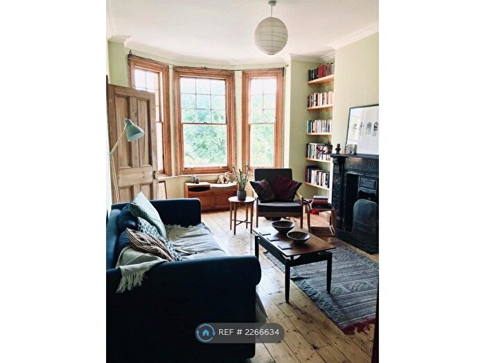 2 Bedroom Flat To Rent In Oval, London, SW9