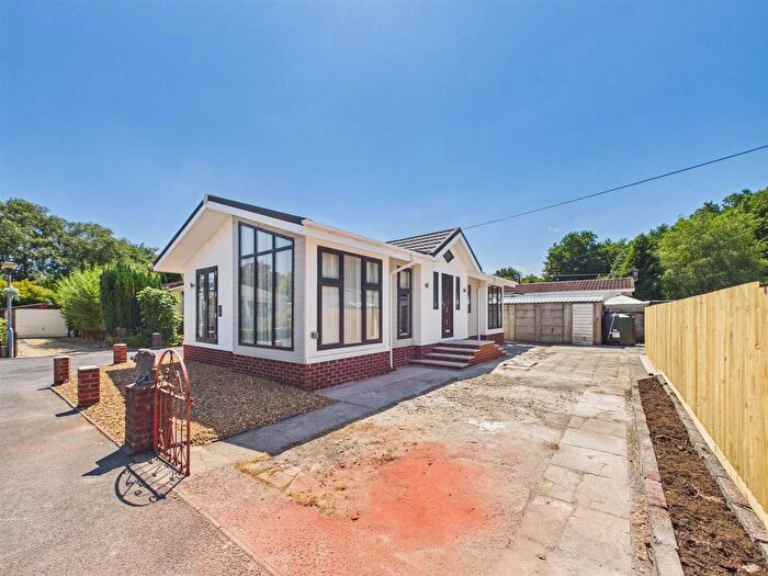 2 Bedroom Mobile/park Home For Sale In Estuary Park, Llangennech, Llanelli, SA14