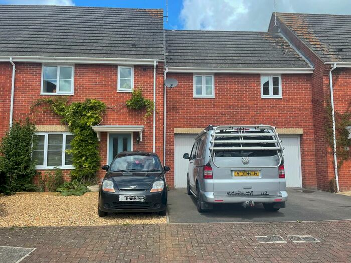 4 Bedroom Semi-Detached House To Rent In Kestrel Close, Calne, SN11
