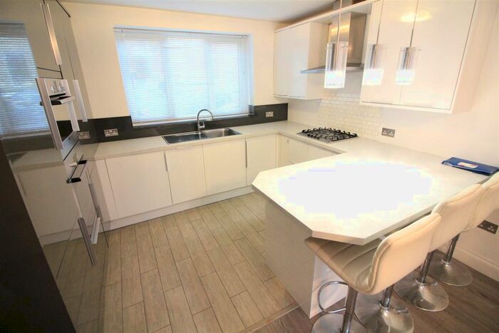 2 Bedroom Flat To Rent In Innes Gardens, London, SW15