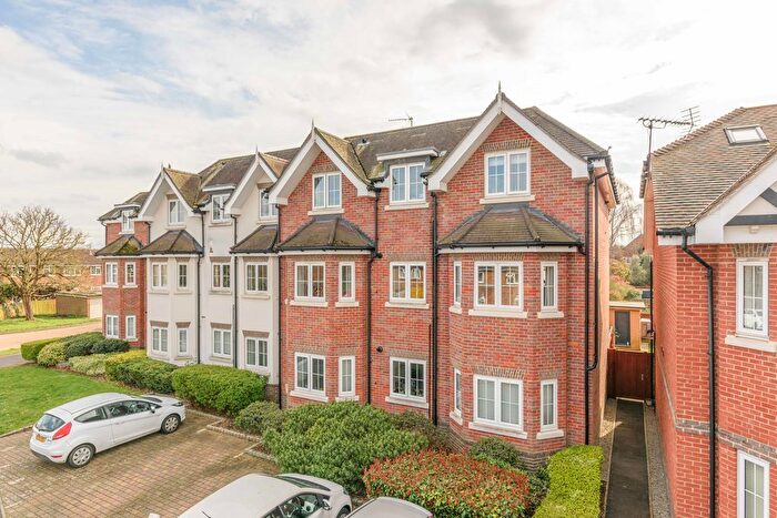 2 Bedroom Flat For Sale In Trenchard Close, Walton-On-Thames, KT12