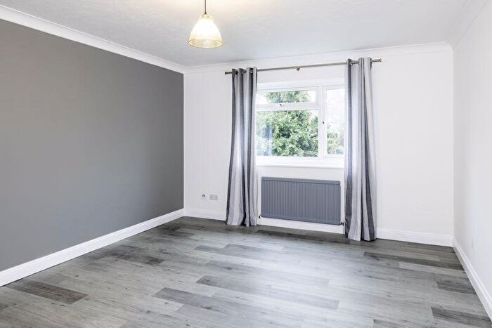1 Bedroom Flat To Rent In Bells Hill, Barnet, EN5