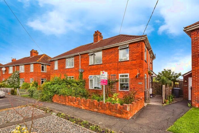 3 Bedroom Semi-Detached House For Sale In Dursley Road, Heywood, Westbury, BA13
