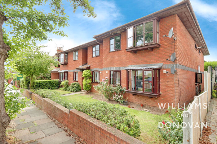 2 Bedroom Flat For Sale In Kingswood Chase, Leigh-on-Sea, SS9