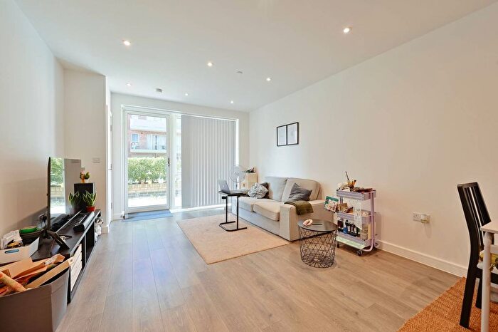 1 Bedroom Flat To Rent In Nightingale House, Bushey, South Oxhey, WD19