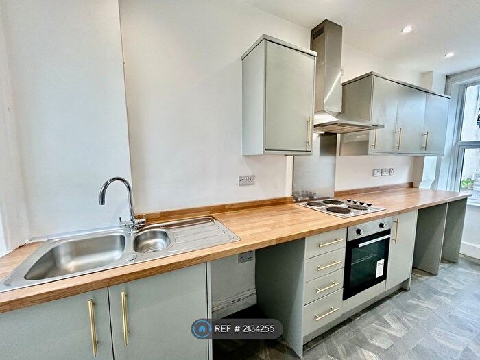 2 Bedroom End Of Terrace House To Rent In New Street, Huddersfield, HD1