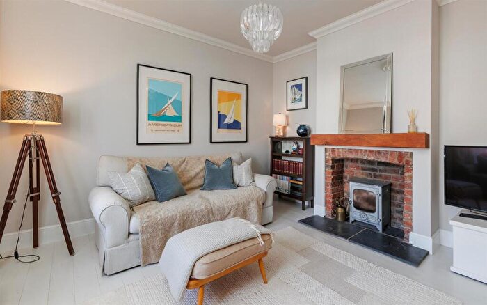 3 Bedroom Property For Sale In Beautifully Presented Period Property - Mill Hill Road, Cowes, PO31