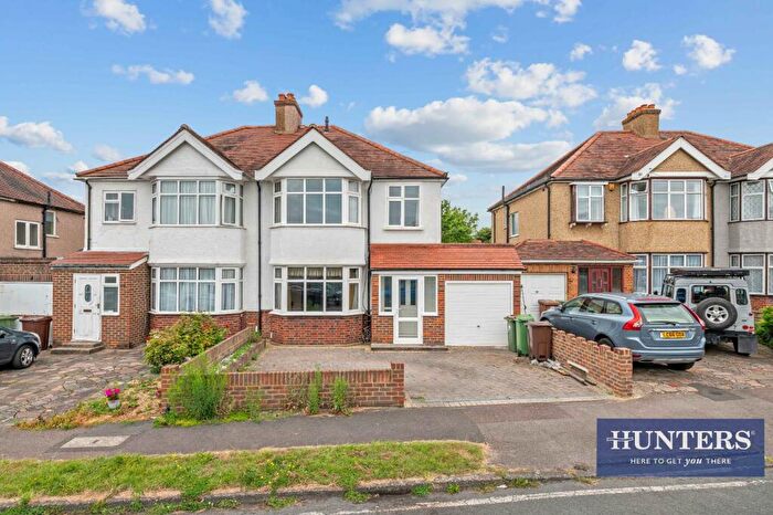 3 Bedroom House To Rent In Farm Way, Worcester Park, KT4