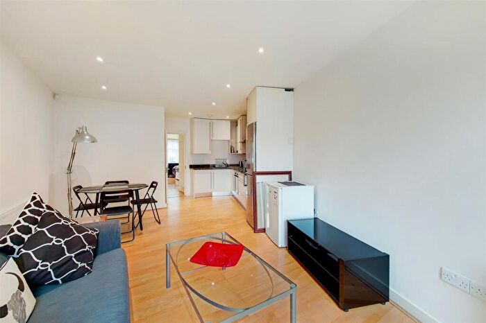 3 Bedroom Semi-Detached House To Rent In Torrington Park, London, N12