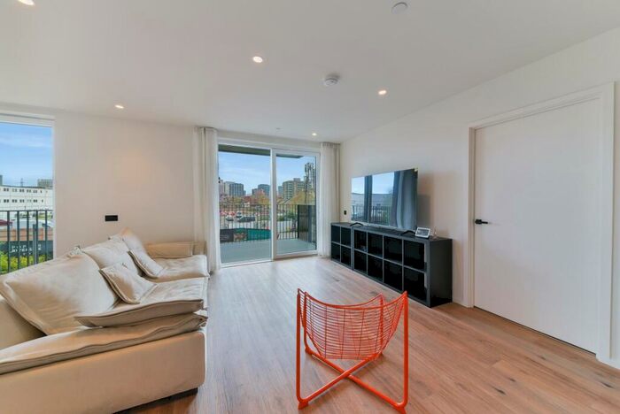 1 Bedroom Apartment For Sale In Curlew House, Hawser Lane, London, E14