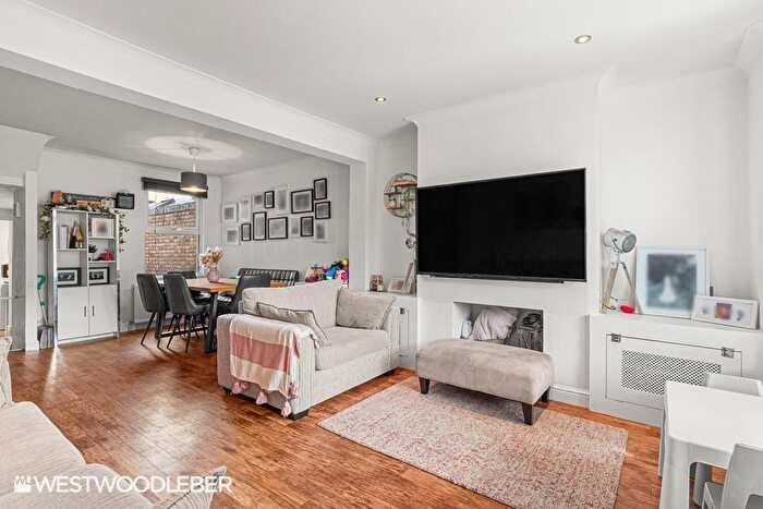 3 Bedroom Terraced House For Sale In Rye Road, Hoddesdon, EN11