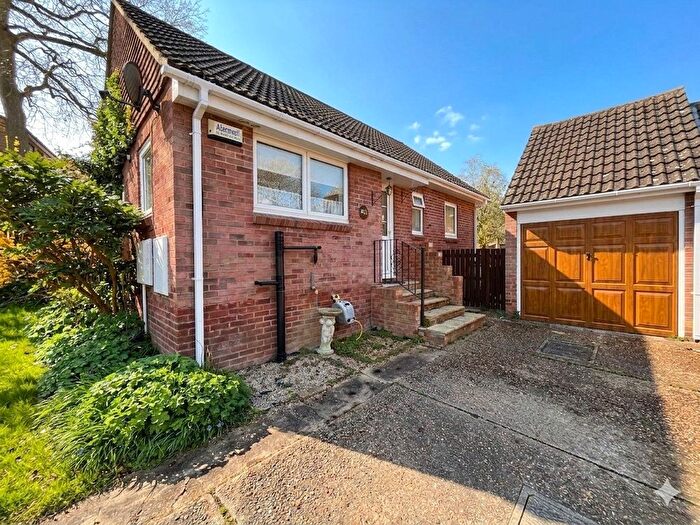 2 Bedroom Bungalow For Sale In Hurst Hill, Walderslade Woods, Kent, ME5