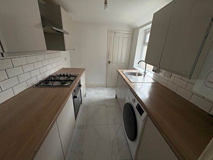 4 Bedroom Semi-Detached House To Rent In Dane Road, Luton, LU3