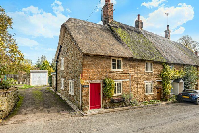 2 Bedroom Cottage To Rent In High Street, Hook Norton, OX15