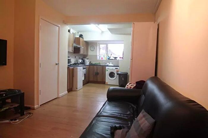 6 Bedroom Semi-Detached House To Rent In Abbotts Close, Uxbridge, UB8