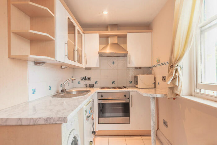 Apartment To Rent In Castle Hill, RG1