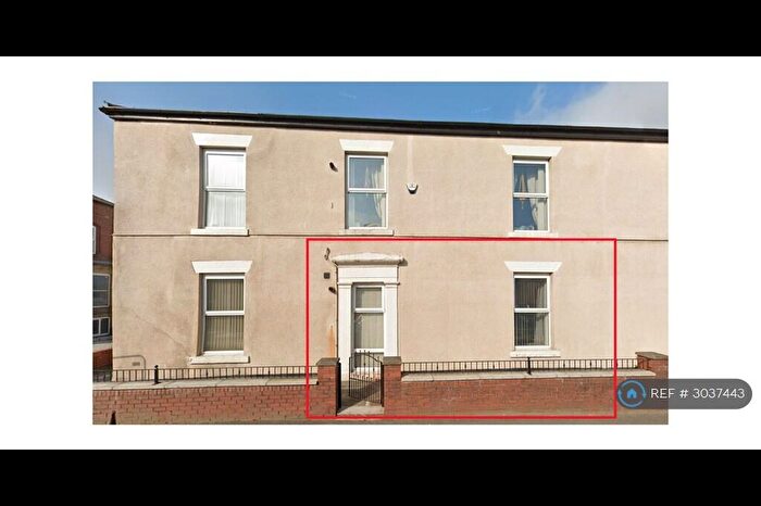 2 Bedroom Flat To Rent In Oldham Road, Royton, Oldham, OL2