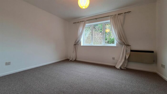 1 Bedroom Flat To Rent In Wesley Drive, Egham, TW20