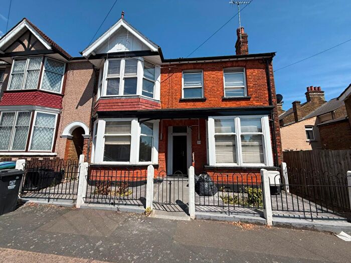6 Bedroom Semi-detached House To Rent In Granville Road, Watford, WD18