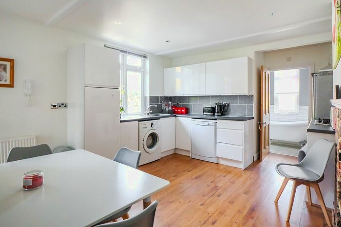 2 Bedroom Flat To Rent In Carlton Road, Harpenden, AL5