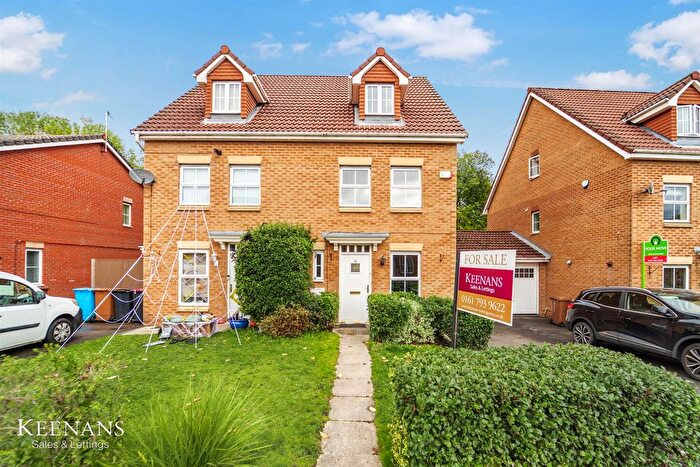 3 Bedroom Semi Detached House For Sale In Lawndale Drive, Worsley, Manchester, M28