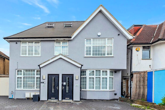 3 Bedroom Flat To Rent In Edgwarebury Lane, Edgware, HA8