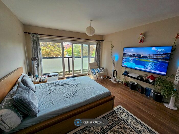 2 Bedroom Flat To Rent In Holmwood Gardens, Wallington, SM6