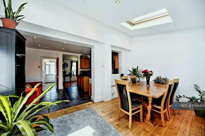 3 Bedroom Semi-Detached House To Rent In Kelvington Road, Peckham, SE15