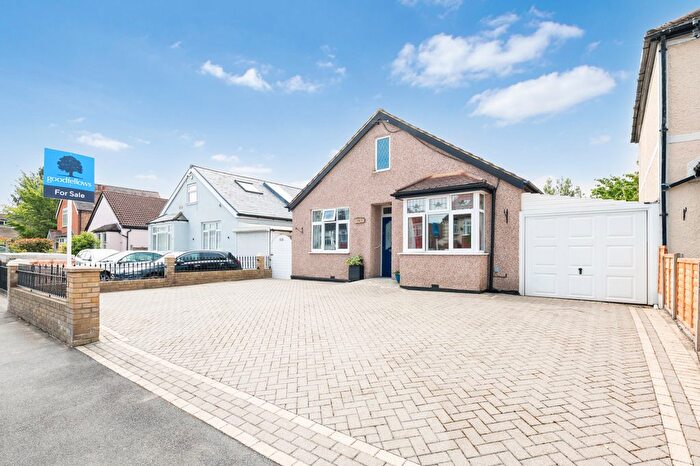 2 Bedroom Bungalow For Sale In Wandle Road, Morden, SM4