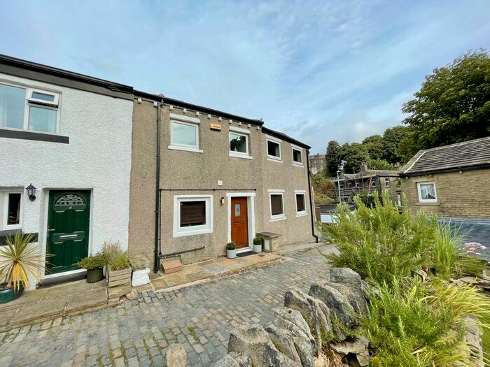 2 Bedroom Detached House To Rent In Upper Hirst, Huddersfield, West Yorkshire, Uk, HD3