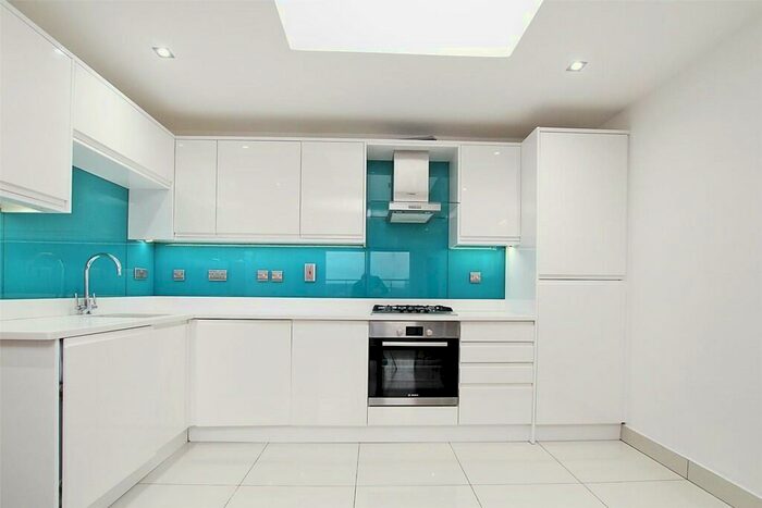 2 Bedroom Apartment To Rent In Copperfield Road, Mile End, London, E3