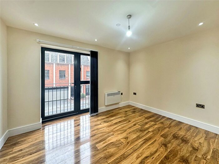 2 Bedroom Flat To Rent In Church Street, Slough, Berkshire, SL1