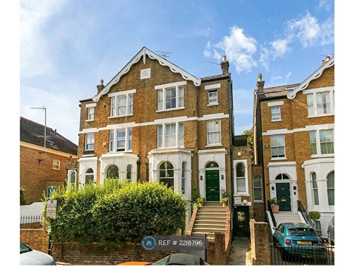 2 Bedroom Flat To Rent In Richmond, London, TW10