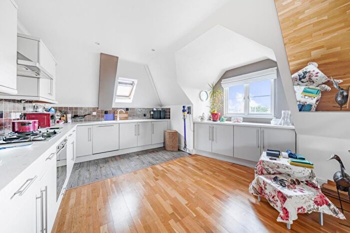 2 Bedroom Flat For Sale In Sunbury-On-Thames, Surrey, TW15