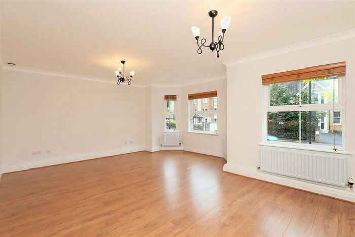 2 Bedroom Flat To Rent In Upper Richmond Road, Putney, London, SW15