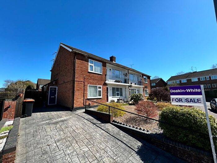 2 Bedroom Maisonette For Sale In Oakwell Close, Dunstable, LU6