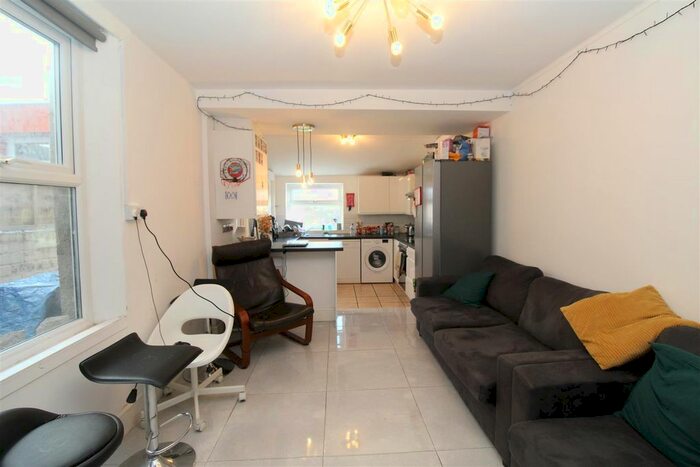 6 Bedroom Property To Rent In Dogfield Street, Cathays, Cardiff, CF24