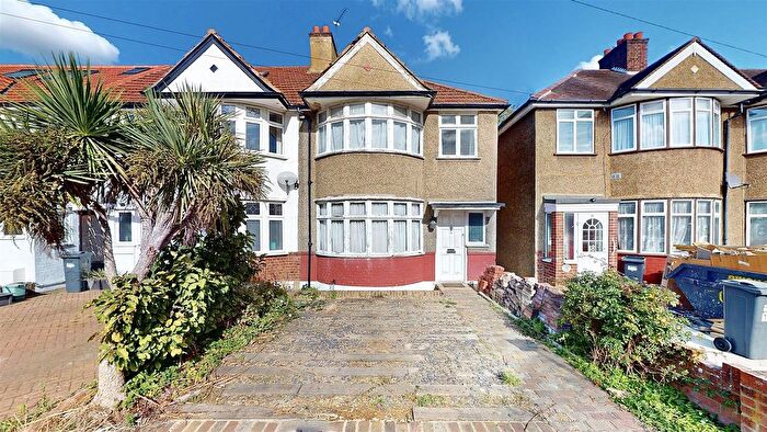 3 Bedroom End Terrace House For Sale In Sidmouth Avenue, Isleworth, TW7
