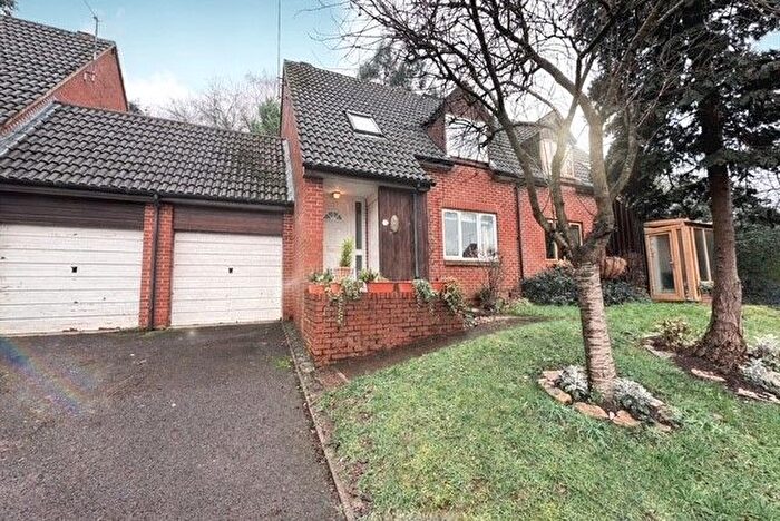 2 Bedroom Property To Rent In Greensward Close, Kenilworth, CV8